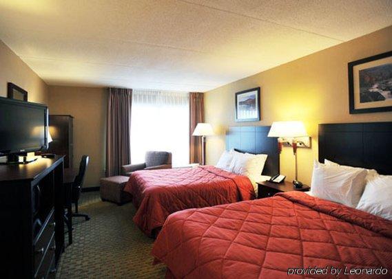 Comfort Inn & Suites Уотъртаун Стая снимка