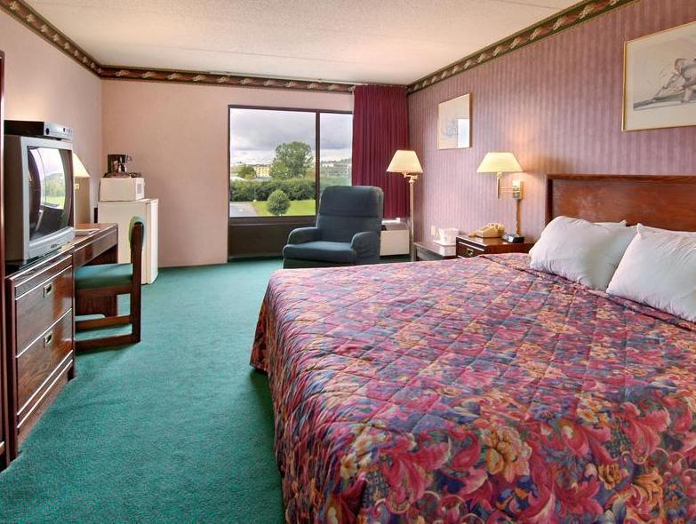 Comfort Inn & Suites Уотъртаун Стая снимка
